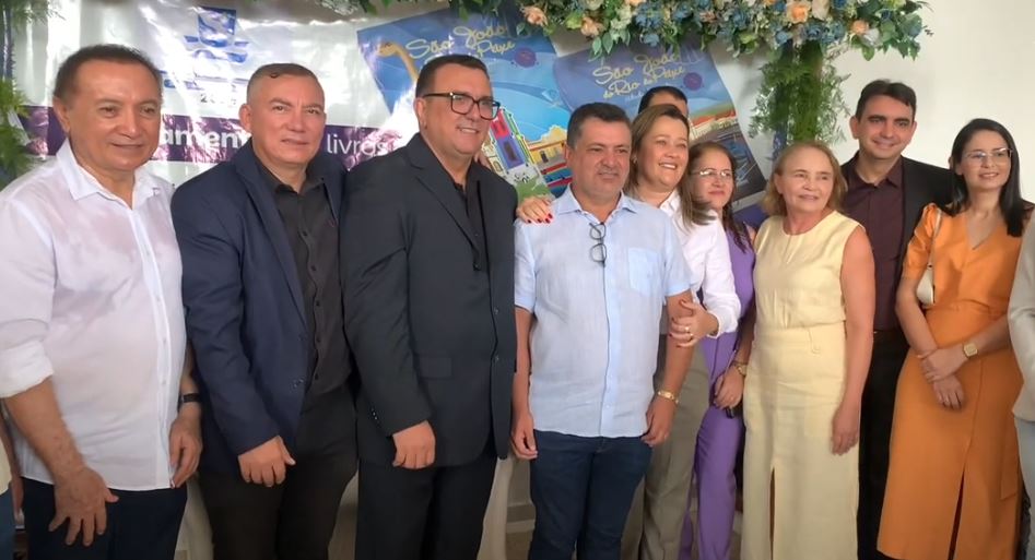 Professores de São João do Rio do Peixe lançam livro em cerimônia bastante prestigiada