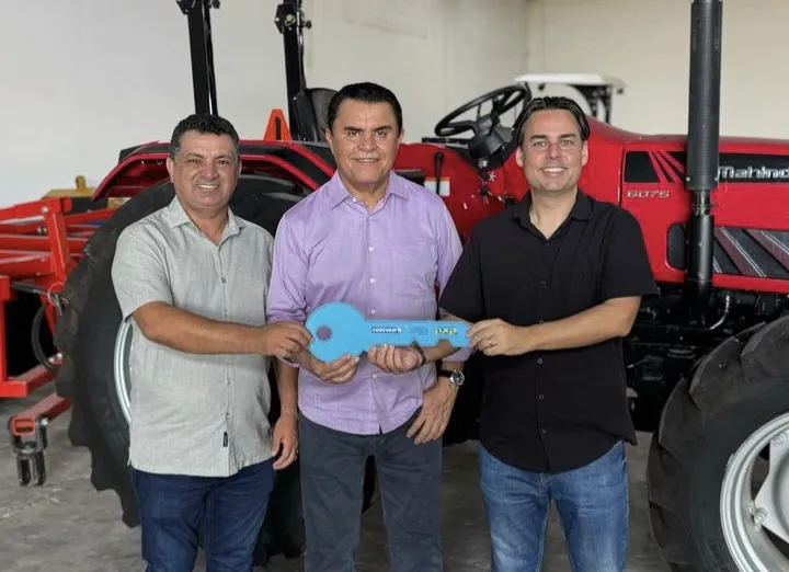 Prefeito Luiz Claudino recebe dois tratores na Codevasf fruto de parceria com o deputado Wilson Santiago