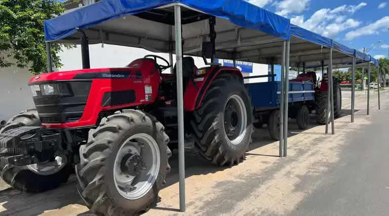 Prefeitura de Uiraúna e CONDESPB recebem tratores com equipamentos