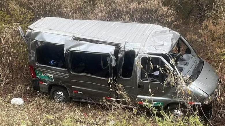 Acidente entre carro de integrante da banda Desejo de Menina e van deixa um morto e sete feridos