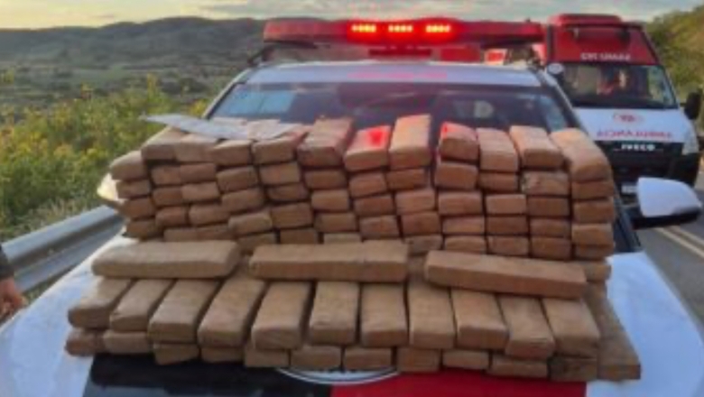 Caminhão tomba e polícia aprende grande quantidade de maconha no Sertão da PB