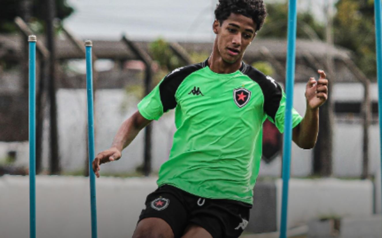 Atleta da base do Botafogo-PB assina primeiro contrato profissional com o clube