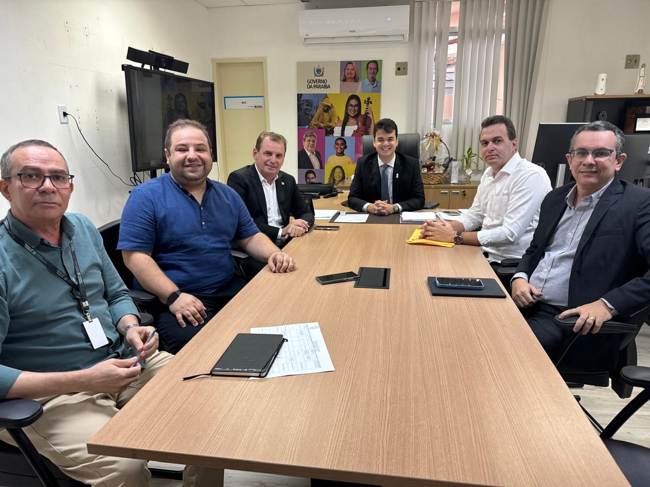 Prefeito Espedito Filho mantém audiência com Secretário de Saúde do Estado tratando sobre convênio para manutenção da UPAEM de Triunfo