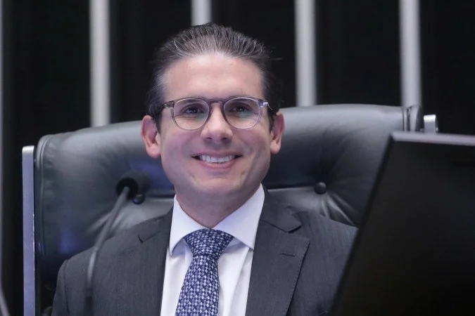 Motta rebate governo e diz que Planalto foi avisado sobre derrubada do IOF