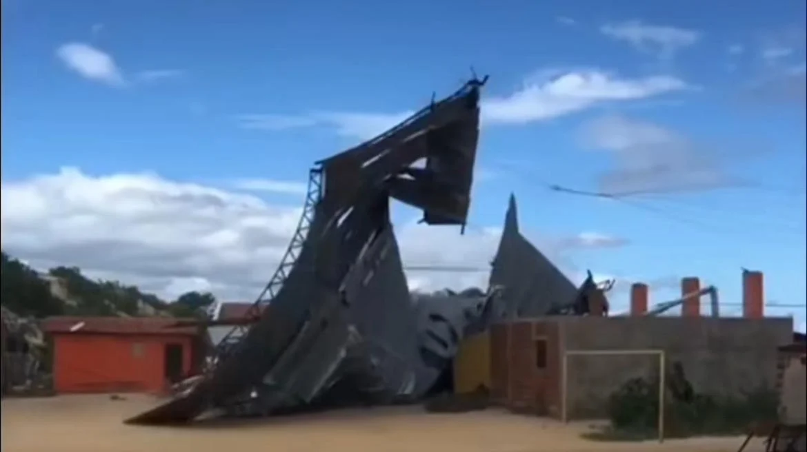 Ventania derruba cobertura de ginásio e torre eólica no RN