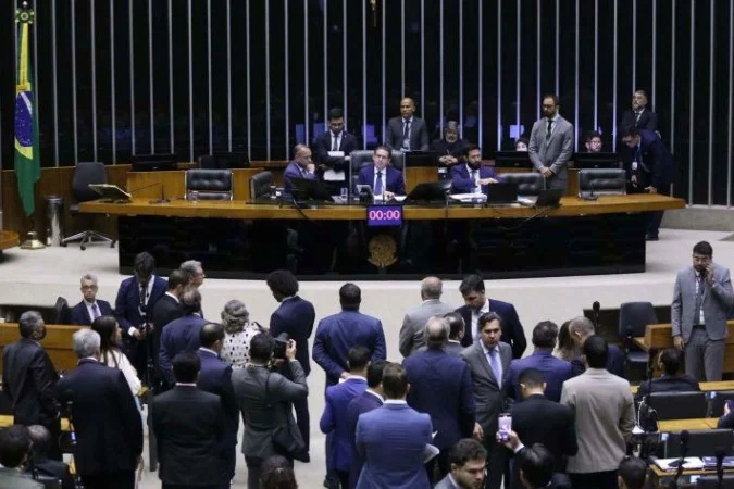 ‘PL da Devastação’ é aprovado em meio a bate-boca e tumulto na Câmara