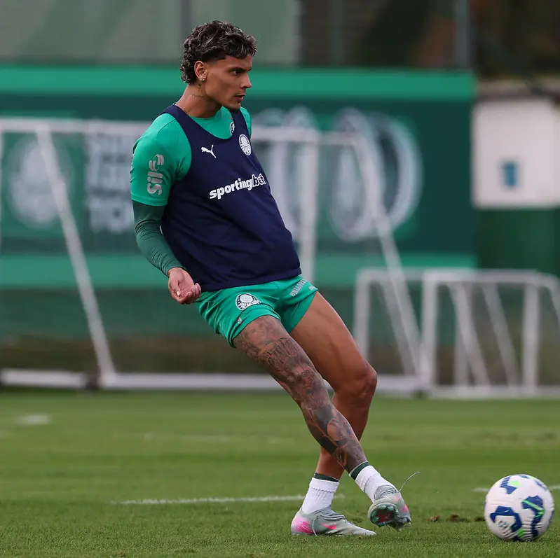 Palmeiras rejeita oferta, e Roma desiste da contratação de Richard Ríos; clube aguarda outras investidas