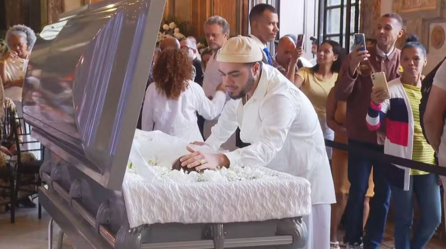 Francisco, filho único de Preta Gil, se emociona no velório da mãe e é abraçado por amigos e parentes