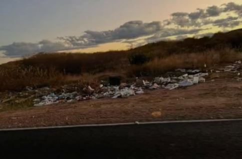 Moradores denunciam acúmulo de lixo e abandono às margens da RN-079 em Marcelino Vieira
