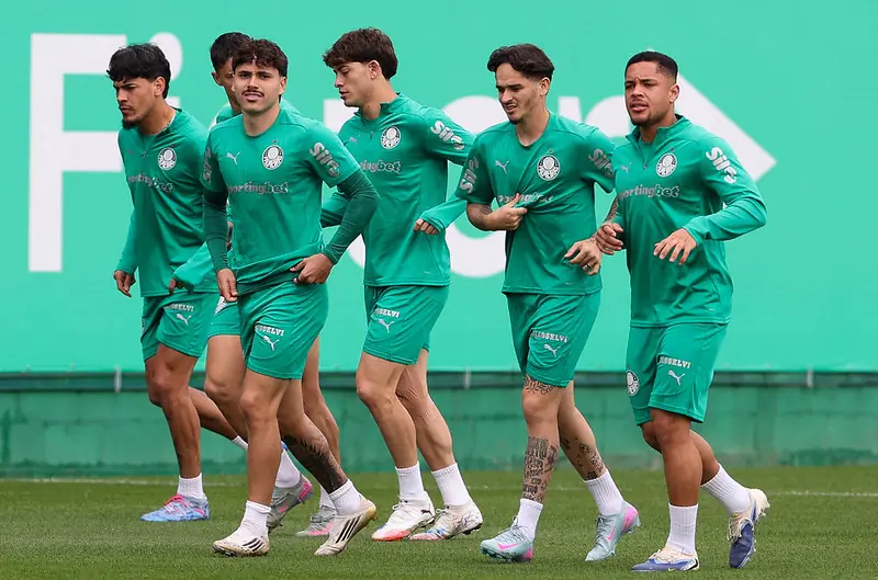 Palmeiras treina bola parada na véspera do Derby decisivo; veja time provável