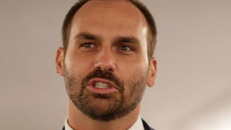 Saio triunfante ou passarei anos no exílio, afirma Eduardo Bolsonaro