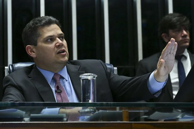 Alcolumbre freia ofensiva bolsonarista pelo impeachment de Moraes