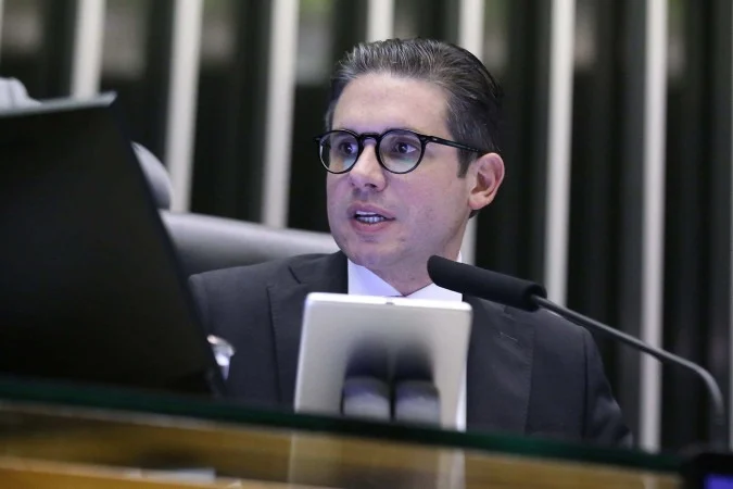 Motta insinua que Eduardo Bolsonaro pode perder cargo
