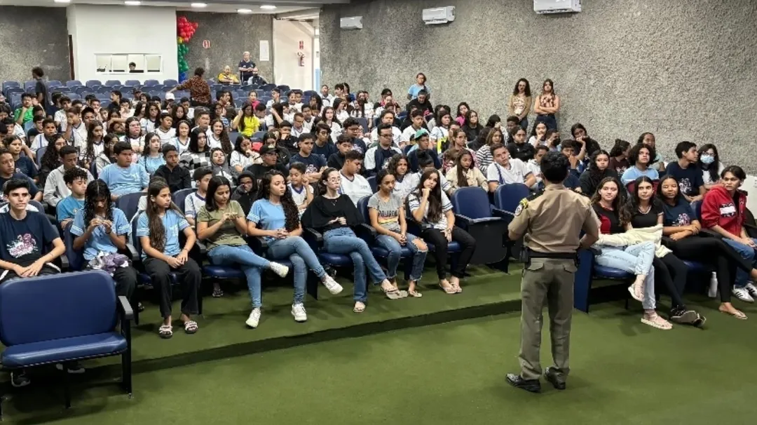 POLICIAL MILITAR PROERD MINISTRA PALESTRA PARA ESTUDANTES E COMUNIDADE ESCOLAR EM UIRAÚNA