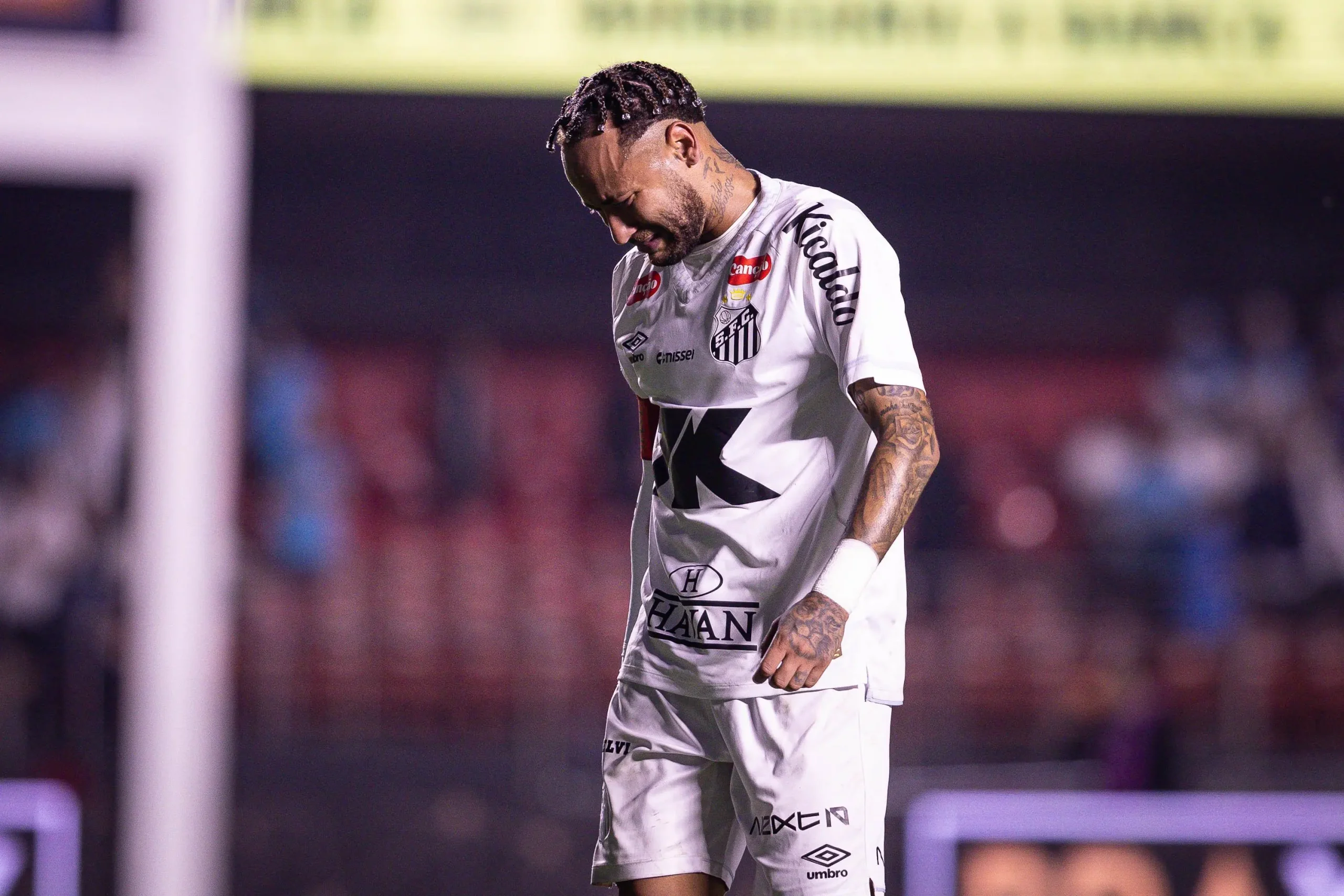 Neymar chora após goleada sofrida pelo Santos: “Muita vergonha”