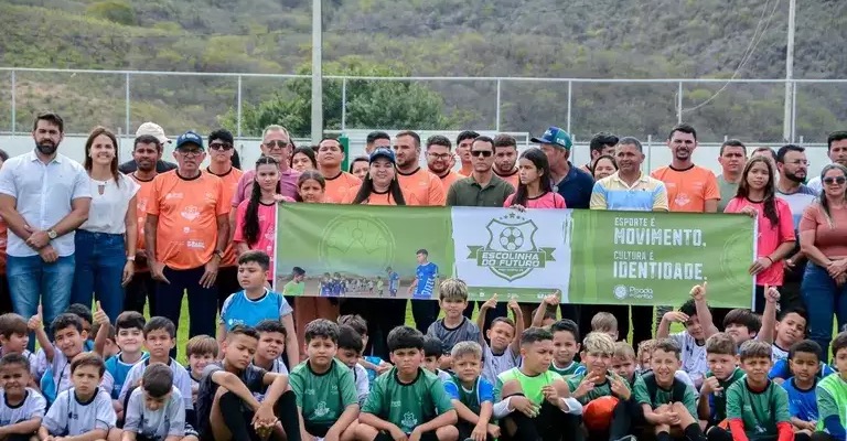 Prefeitura de Poço Dantas entrega kits esportivos para alunos da Escolinha do Futuro