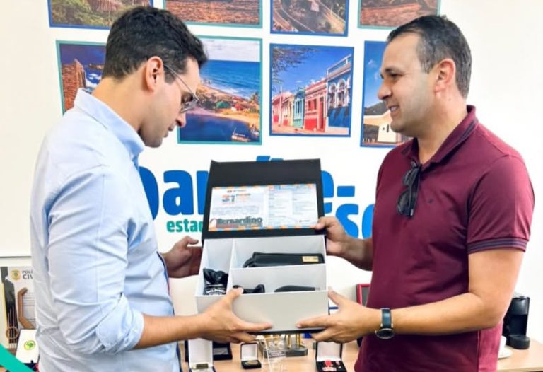 Aldo Andrade e Matheus Gomes entregam convite das festividades de 31 anos de Bernardino Batista ao vice-governador Lucas Ribeiro