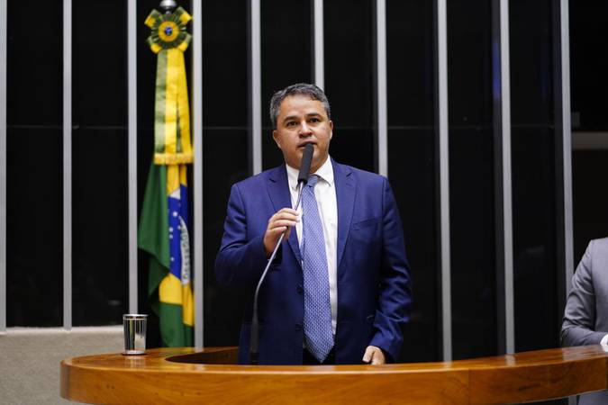 Efraim Filho critica “dois pesos e duas medidas” na Lava Jato e ações contra Bolsonaro