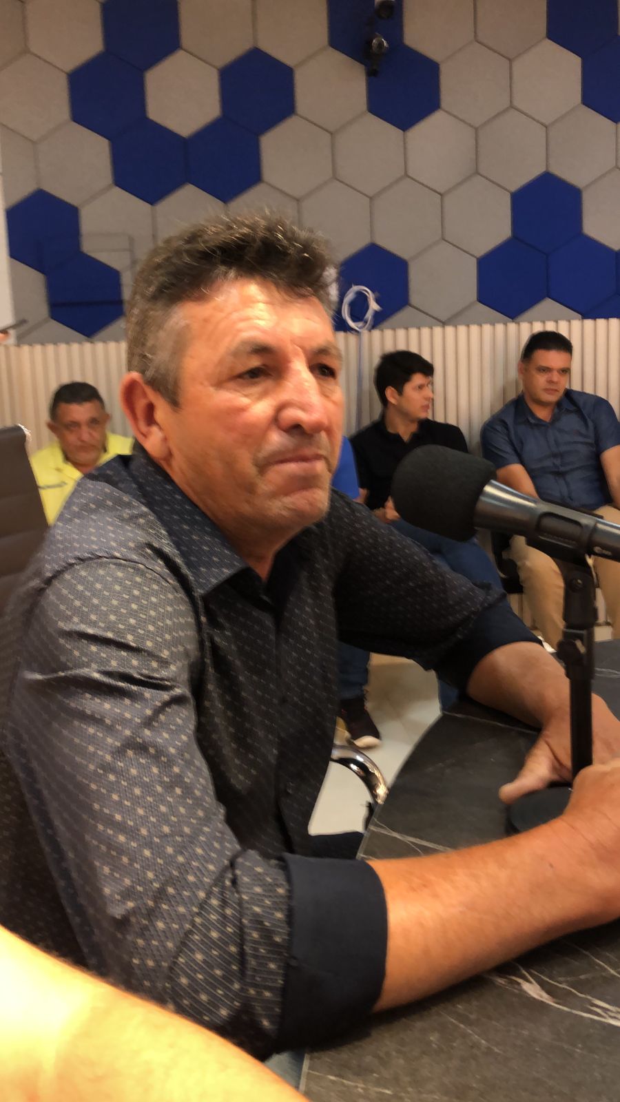 Presidente da Câmara de Bernardino Batista prestigia entrevista do Prefeito