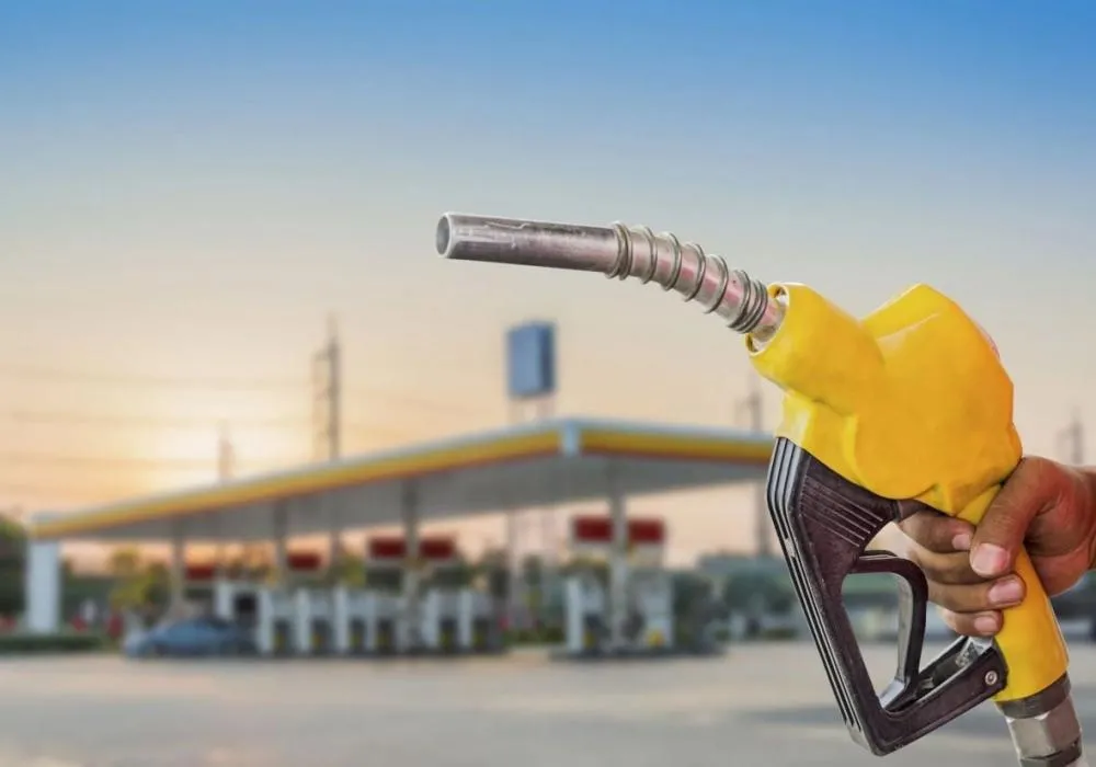 Preço da gasolina baixa e litro varia de R$ 6,07 á R$ 6,15 em postos de combustíveis em Cajazeiras