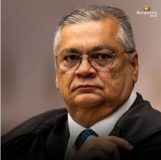 Mulher tenta agredir Flávio Dino em voo para Brasília