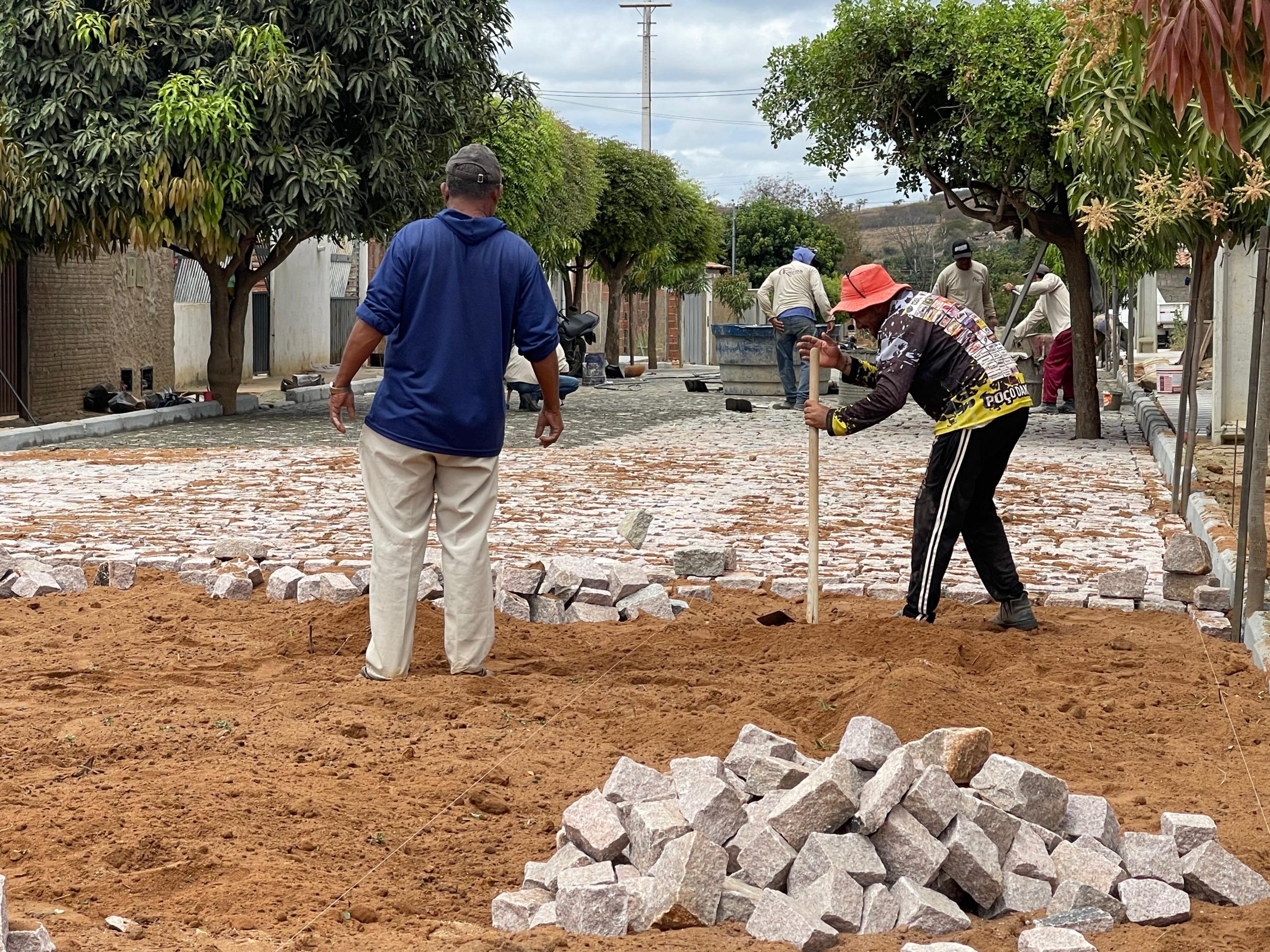 Sonho antigo realizado: Conjunto Hozana Maria está ficando 100% pavimentado em Poço Dantas
