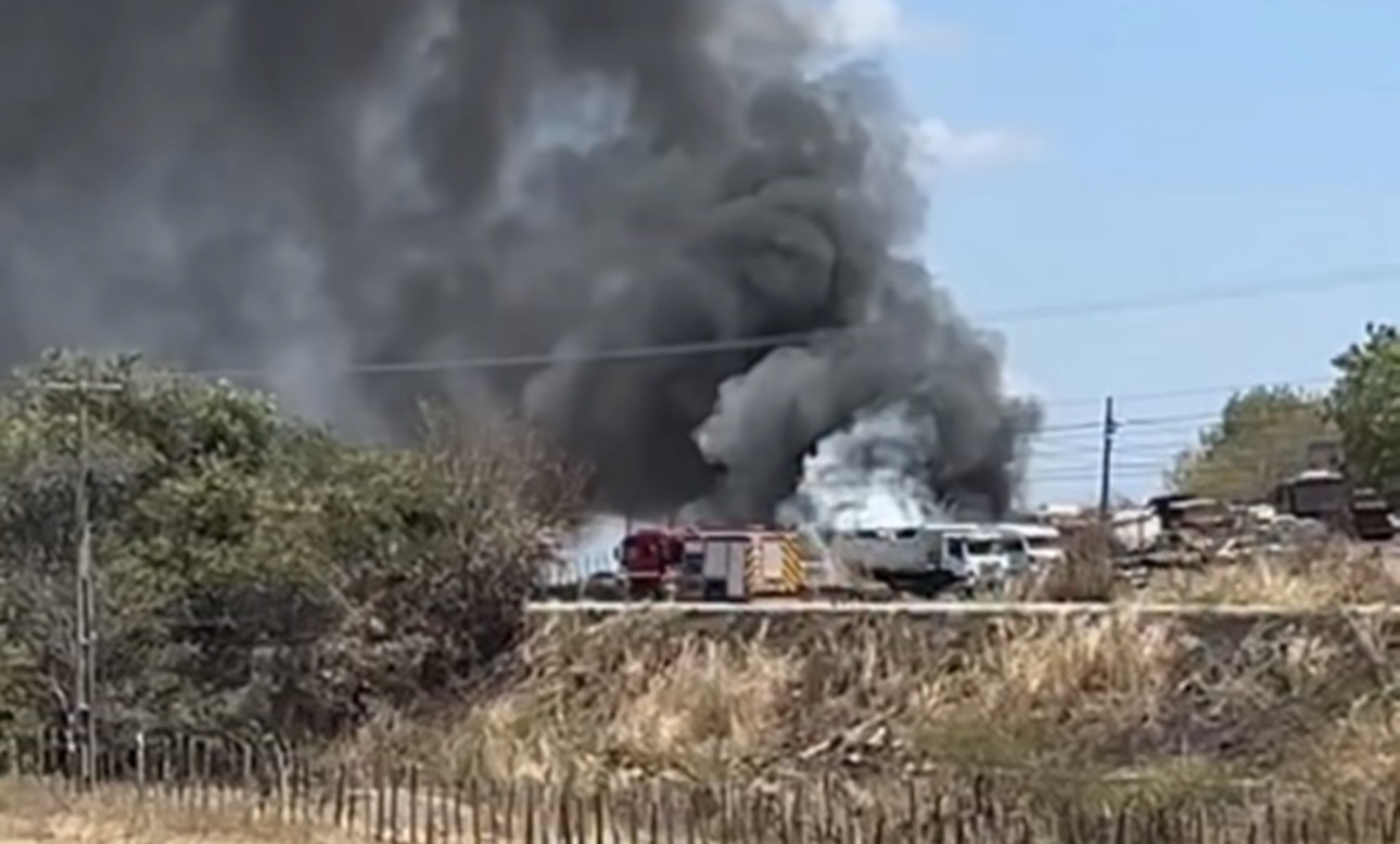 Incêndio destrói veículos apreendidos em frente à Delegacia da Polícia Civil de Cajazeiras