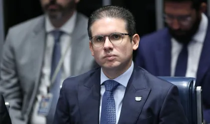 Hugo frustra oposição e abre caminho para cassar Eduardo Bolsonaro