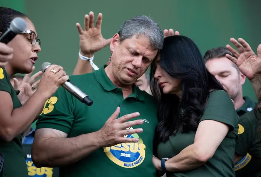 Versículos e discurso cristão: Tarcísio ‘abraça’ a Bíblia para atrair eleitores evangélicos