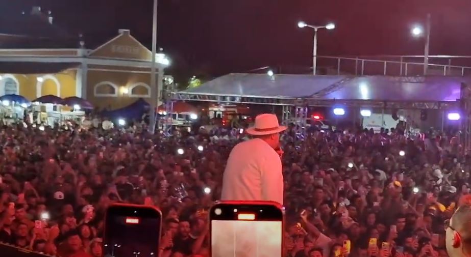 Fernandinha e Rey Vaqueiro comandaram o show dos 144 anos de emancipação política de São João do Rio do Peixe