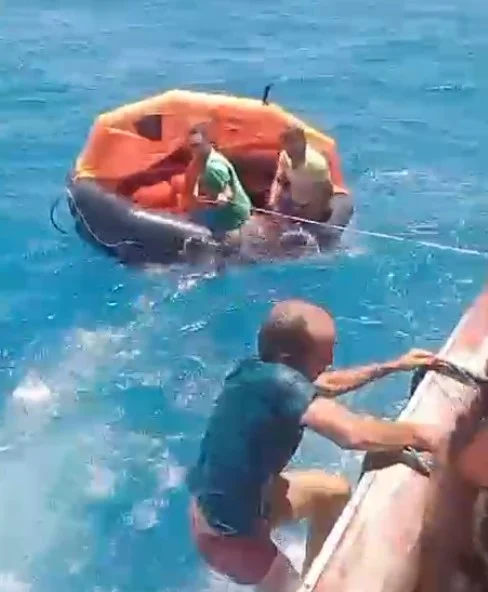 Pescadores do RN ficam à deriva após naufrágio e são resgatados a 28 km da costa; veja vídeo