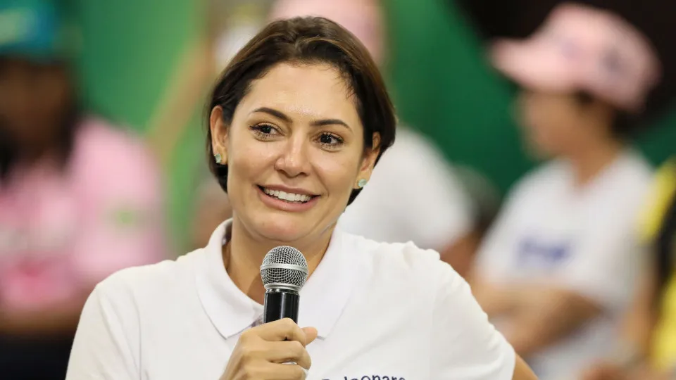 Michelle Bolsonaro ironiza ação de Lindbergh Farias na PGR: “Me ama”