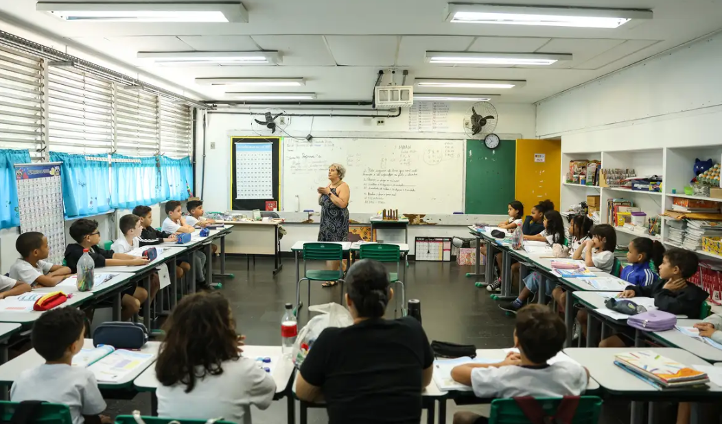 Professor pode pedir Carteira Nacional Docente a partir desta quinta-feira (16)
