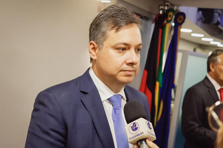 Insatisfeito com Zé Aldemir e Aguinaldo, deputado Júnior Araújo avalia ofensiva e abre conversas com Cícero Lucena