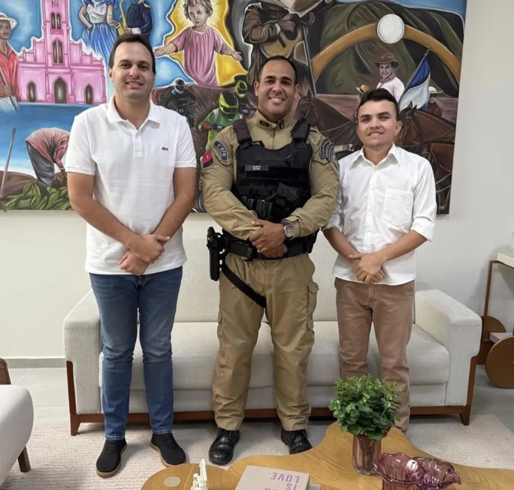 Prefeito Espedito Filho se reúne com o comandante da PM, Major Elton Batista, para tratar de ações de segurança em Triunfo