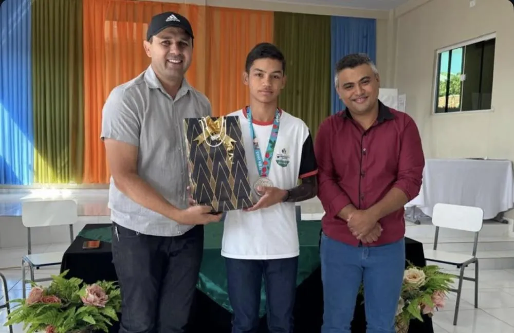 Prefeito Aldo Andrade homenageia jovem atleta batistense destaque no atletismo nacional