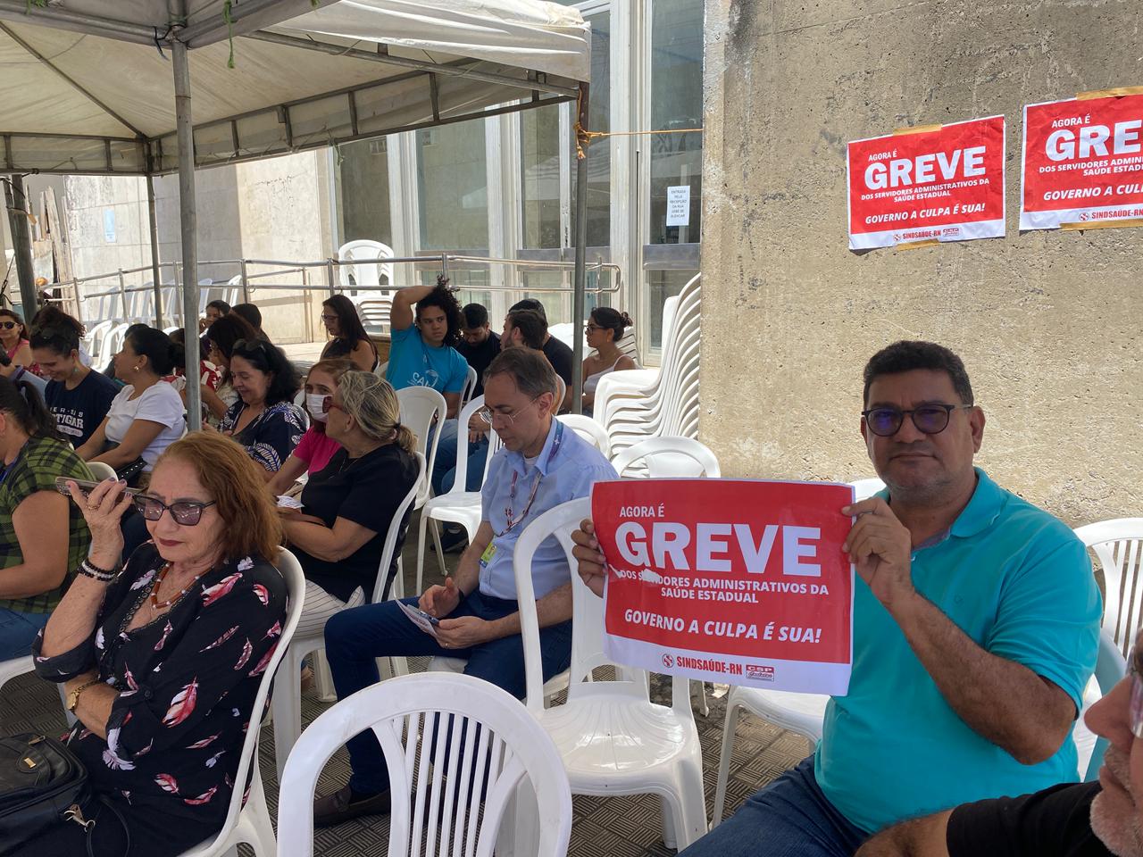 Servidores administrativos da saúde realizam ato na Sesap para cobrar respostas do governo