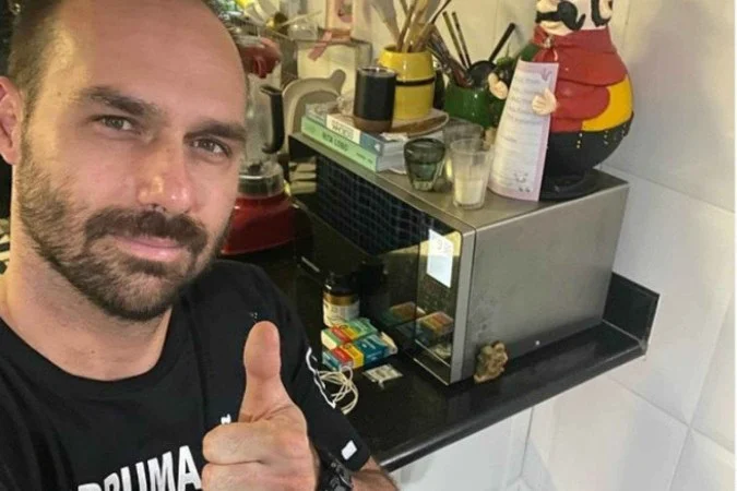 Deputados desafiam STF e blindam Eduardo Bolsonaro