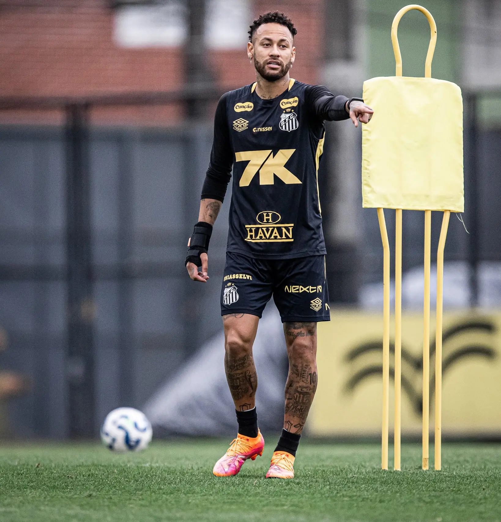 Neymar é relacionado pelo Santos para confronto direto contra o Fortaleza