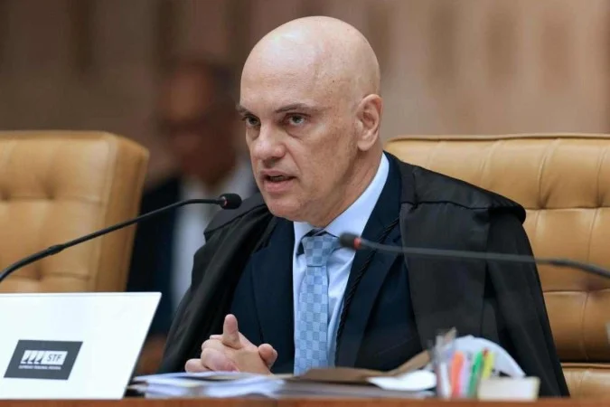 Moraes vota para aceitar denúncia contra Eduardo Bolsonaro por coação à Justiça