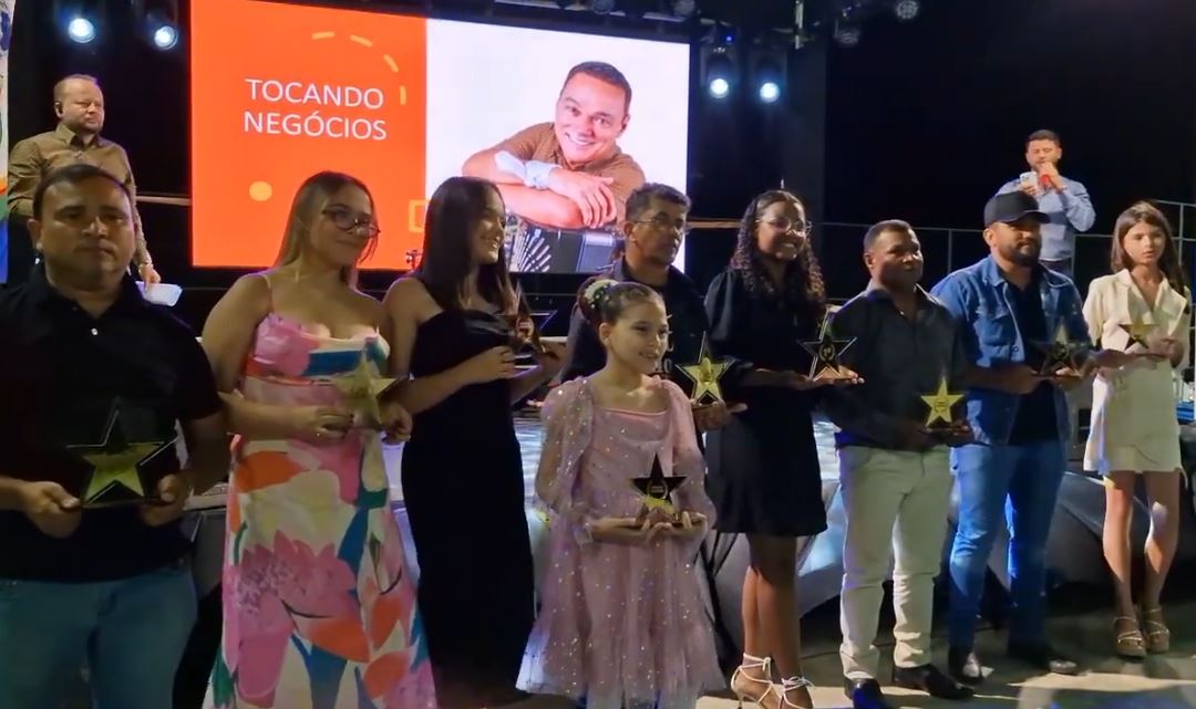 2ª noite de Exposerra atrai público para show de calouros e palestra com Amazan