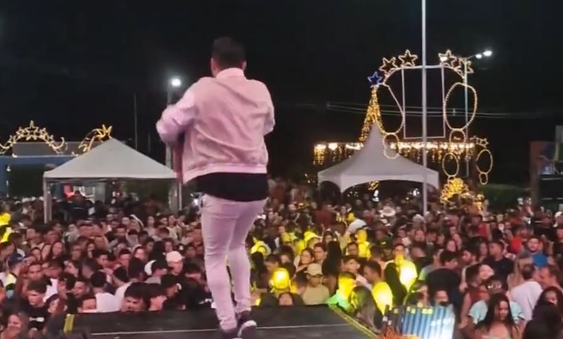 Noite de shows lota praça pública e encerra a Festa do Cajú em Bernardino Batista
