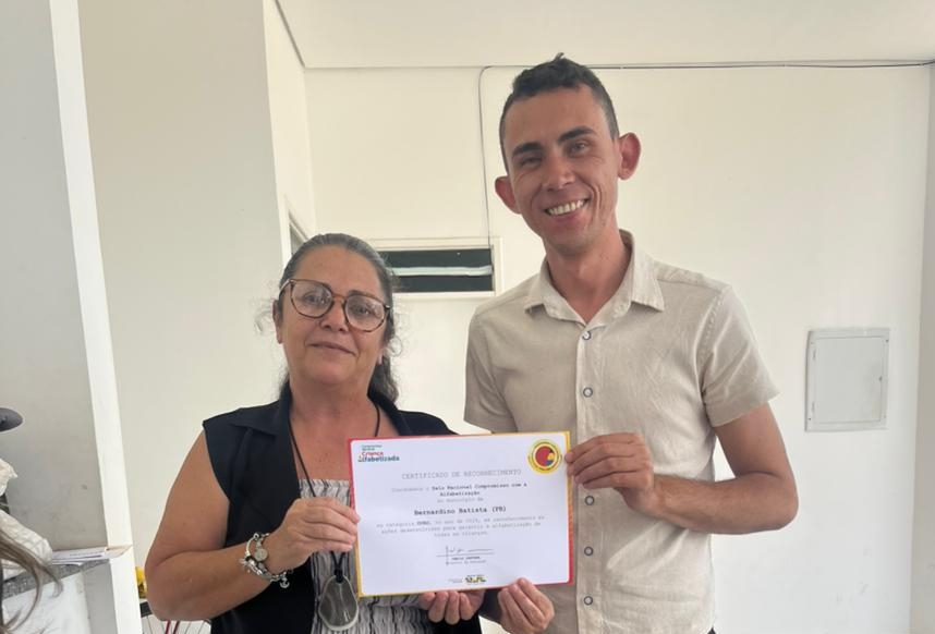 Formador do ProLEEI de Bernardino Batista recebe Selo Nacional Ouro em evento na cidade de Campina Grande