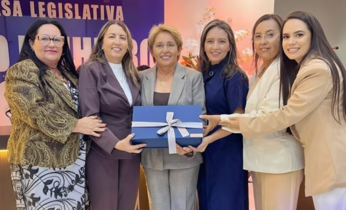 Prefeita Leninha Romão recebe Moção de Aplausos da Câmara Municipal de Uiraúna em reconhecimento ao seu trabalho à frente da gestão