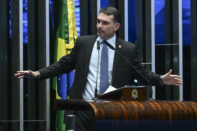 Ungido pelo pai, Flávio Bolsonaro anuncia pré-candidatura
