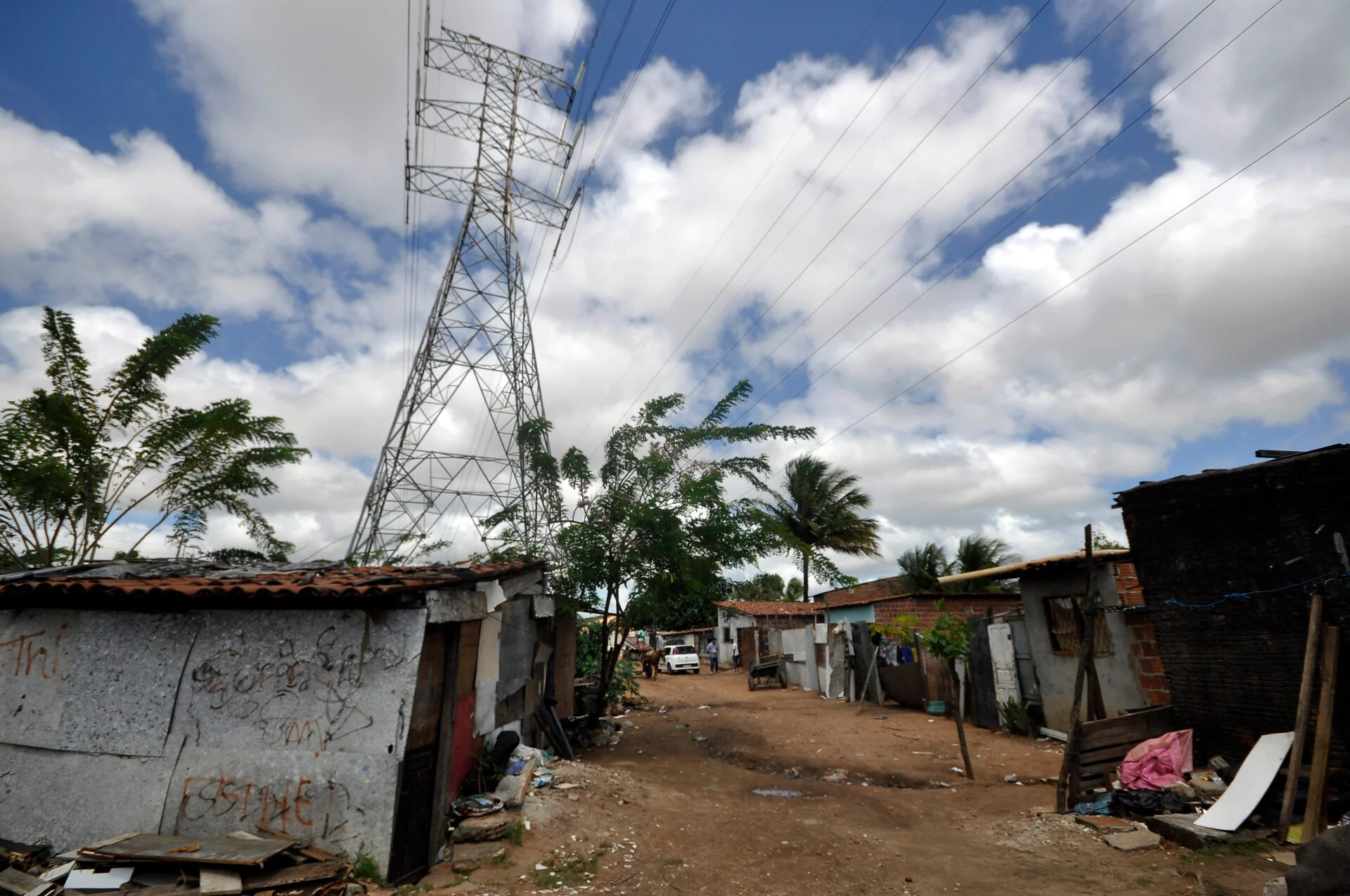 Não existem calçadas em 26% dos domicílios em favelas do RN, revela IBGE