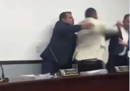 Vereadores trocam empurrões durante discussão em sessão