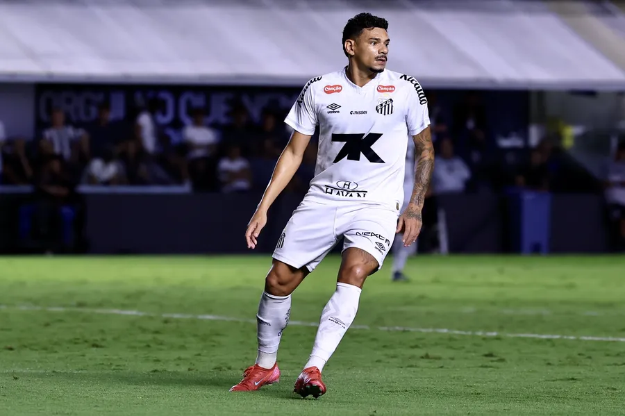 Em baixa no Santos, paraibano Tiquinho Soares entra na mira do Coritiba para 2025