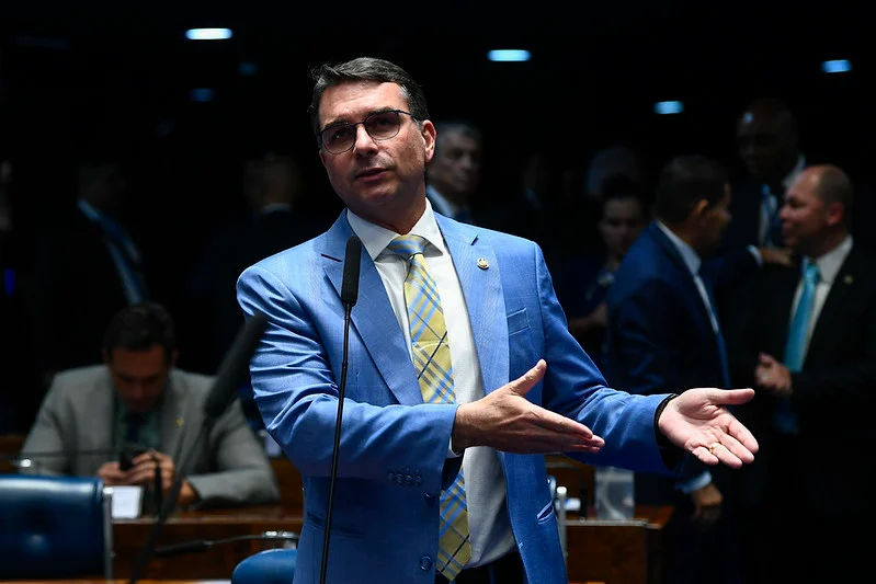 Flávio Bolsonaro diz que só abre mão de candidatura à Presidência para o pai