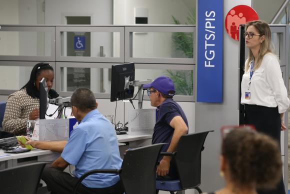 Calendário do abono salarial PIS/Pasep 2026 será definido nesta terça; veja as possíveis datas